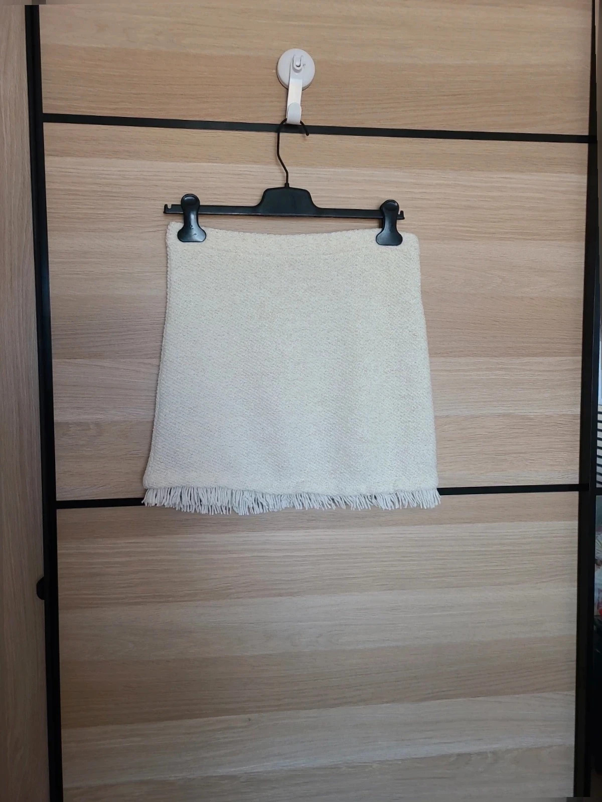 Minifalda talla 40 De blanco con brillos dorados.