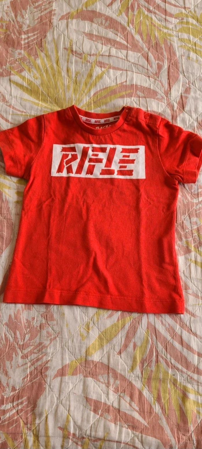Camiseta de niño Rifle talla 12 meses