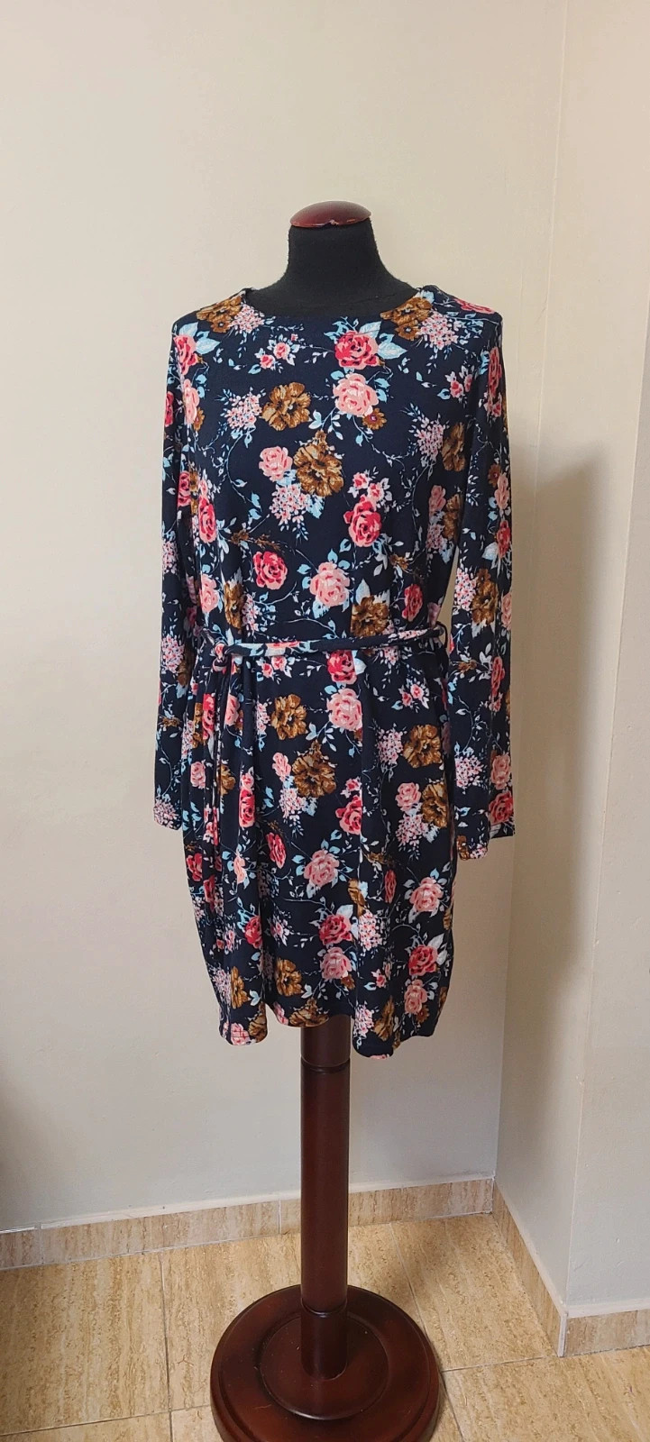 Vestido corto fluido floreado talla 2 XL.