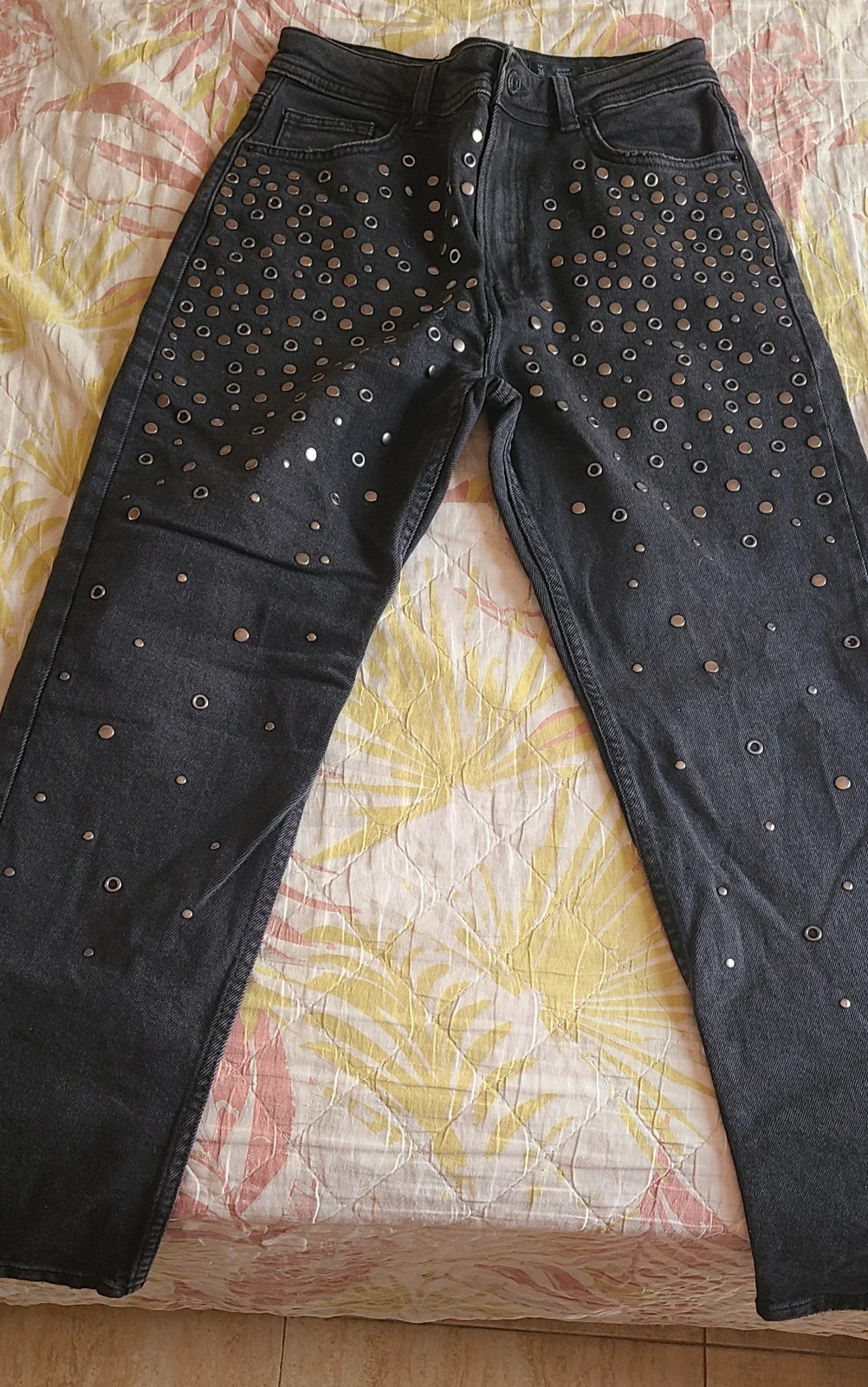 Pantalones Jeans Negros con Tachuelas y Ojetes de Lefties talla 36 – Lefties – taille S / 36 / 8 5