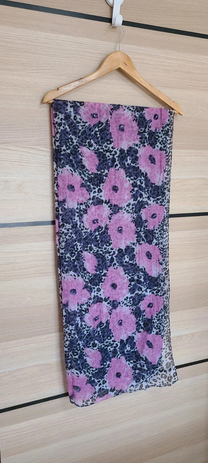 Precioso pañuelo largo con estampado