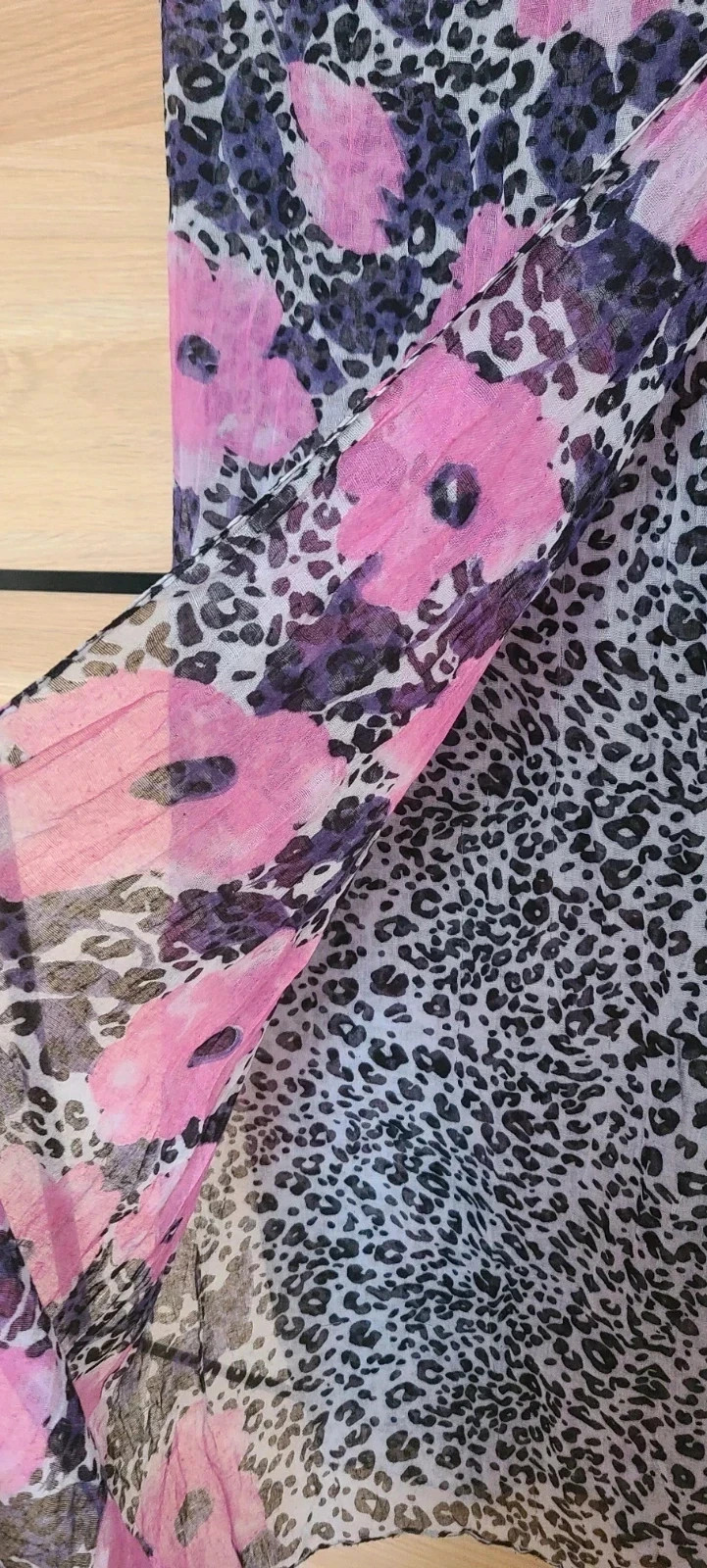 Precioso pañuelo largo con estampado 4