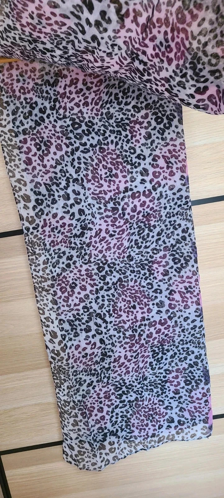 Precioso pañuelo largo con estampado 5