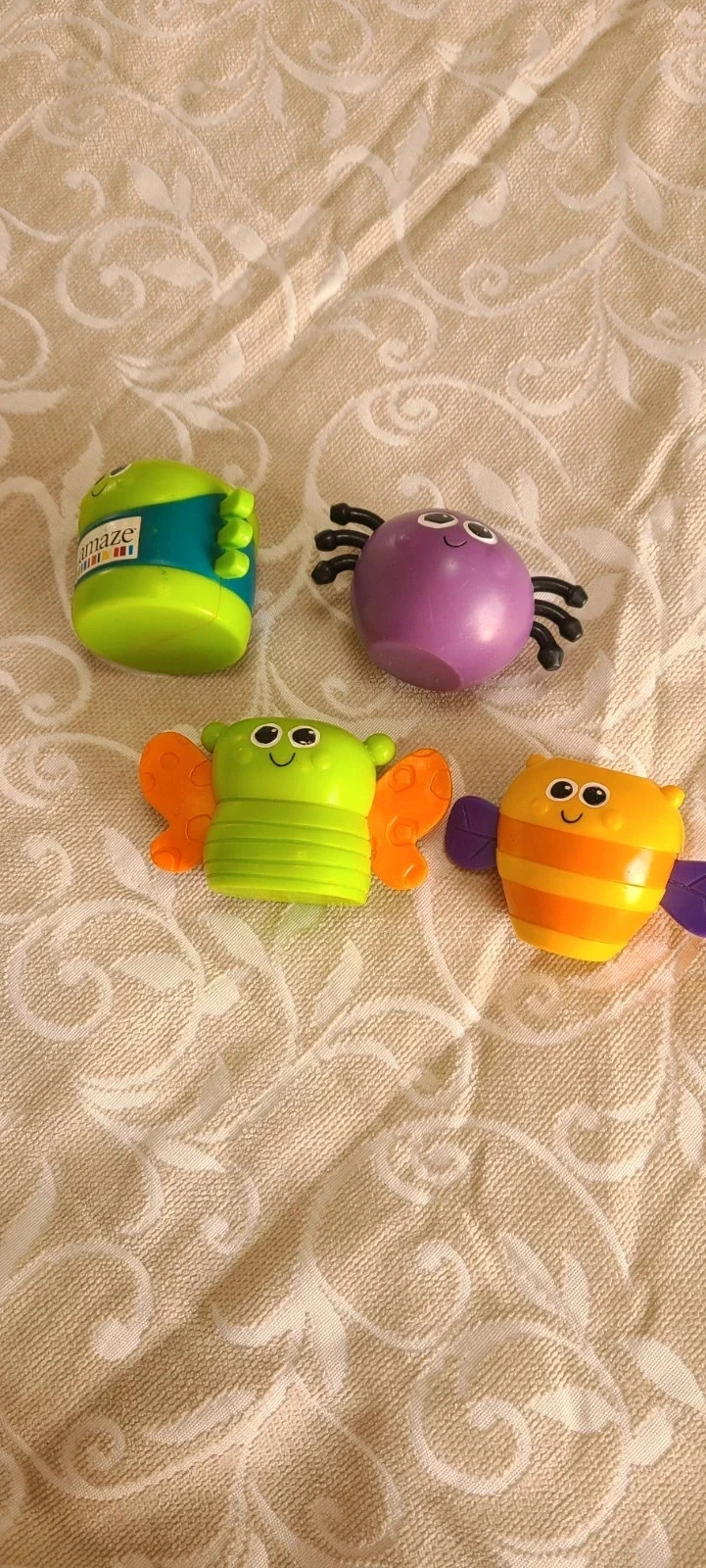 Divertidos sonajeros que se imantan – Lamaze – taille 6-9 mois / 68 cm