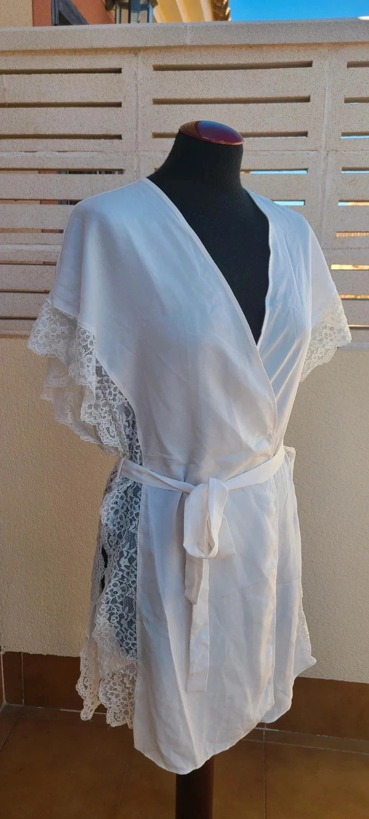 Bata blanca de Oysho talla S con encaje. – Oysho – taille S / 36 / 8