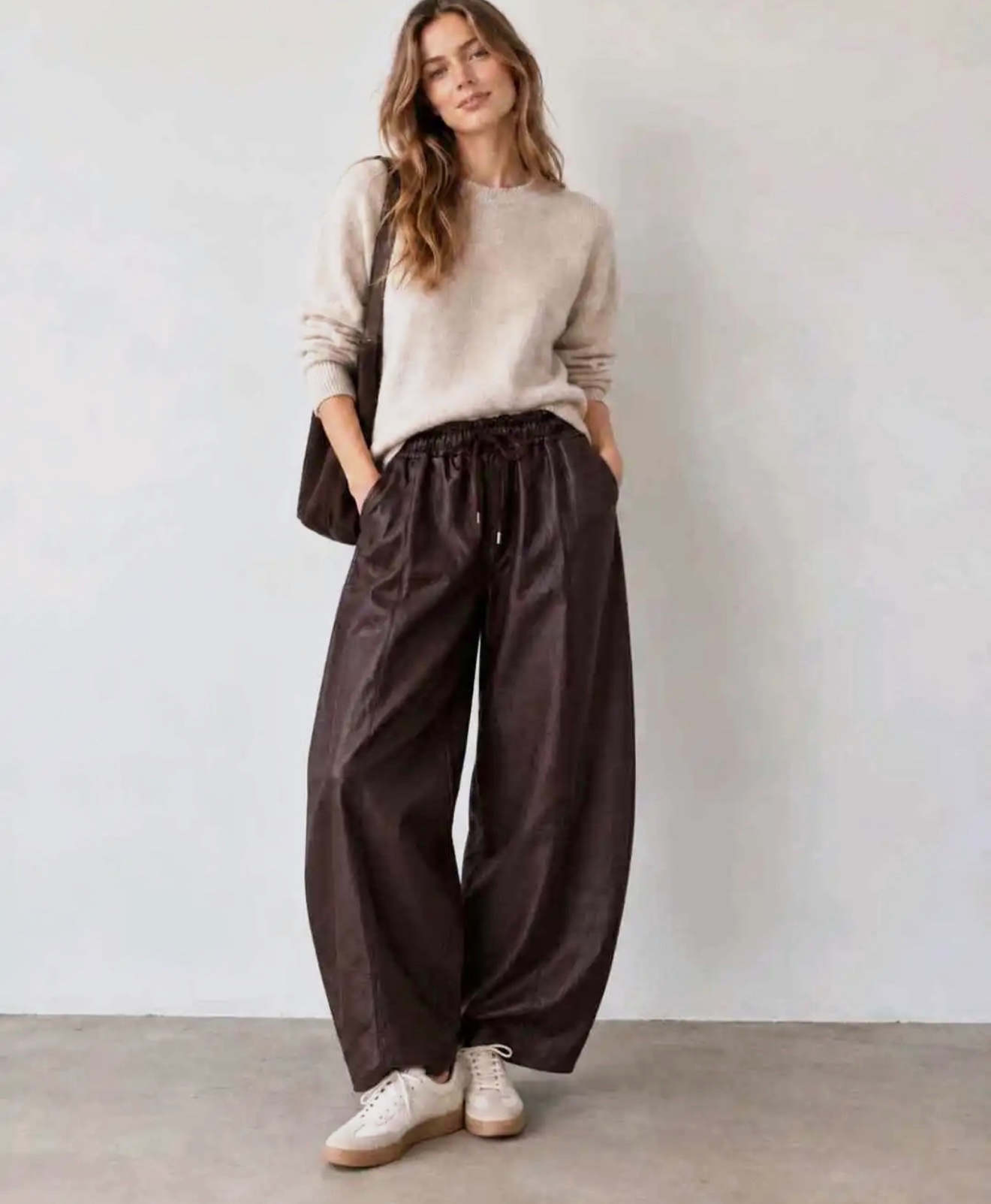 Pantalon simili coupé ballon marron à taille élastique
