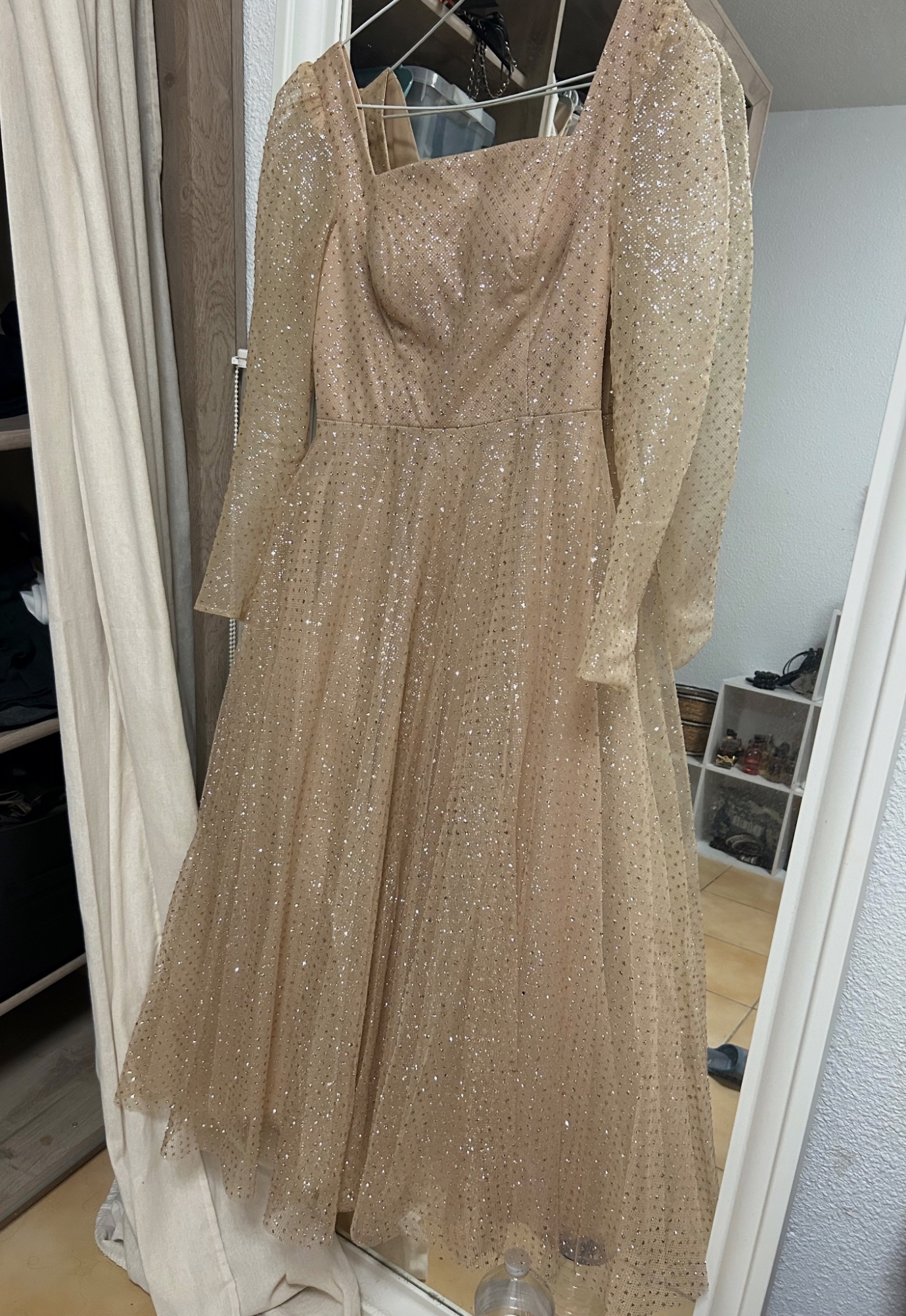 Robe longue de soirée dorée pailletée