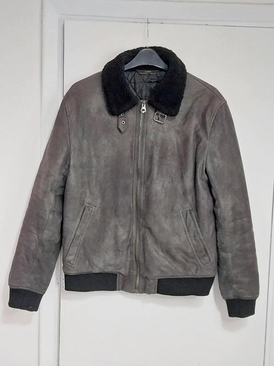 Chaqueta gris efecto piel Zara, talla L