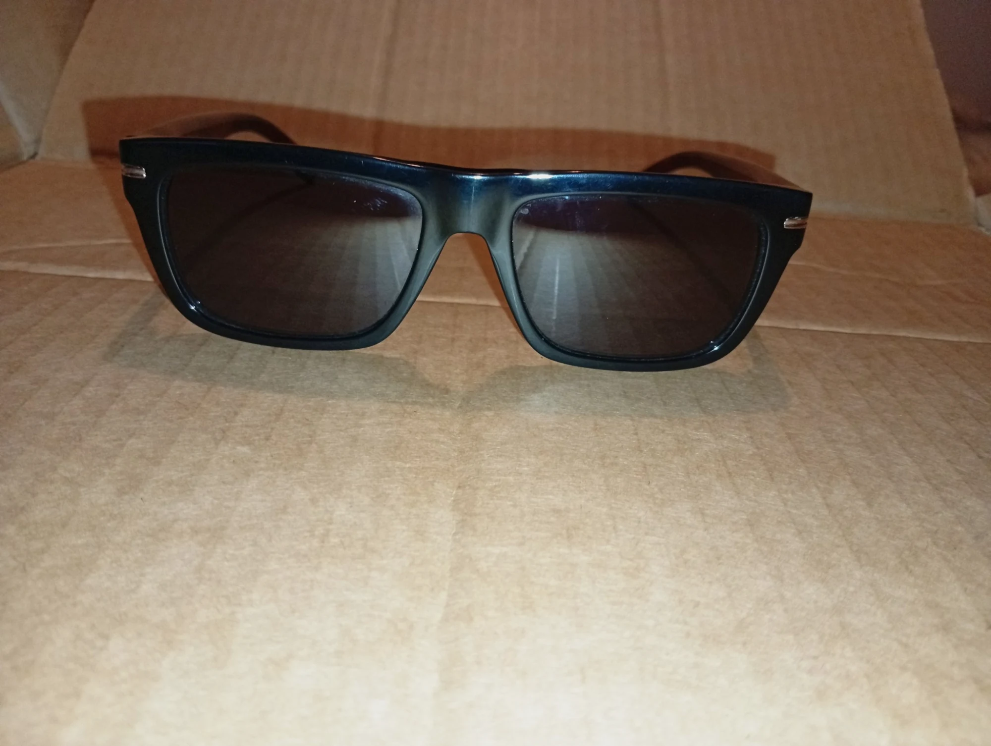 Lunettes de soleil noires style rectangulaire