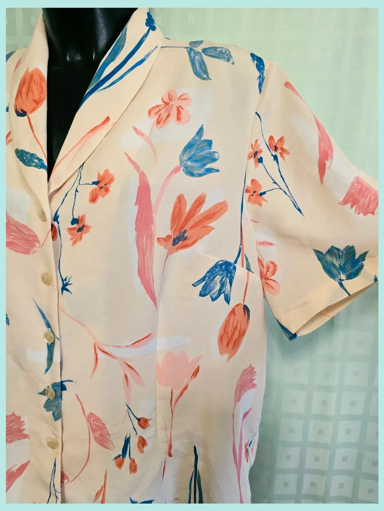 Cream Tulip Print Short Sleeve Blouse – Vestidor Vintage – taille 5XL / 50 / 22 5
