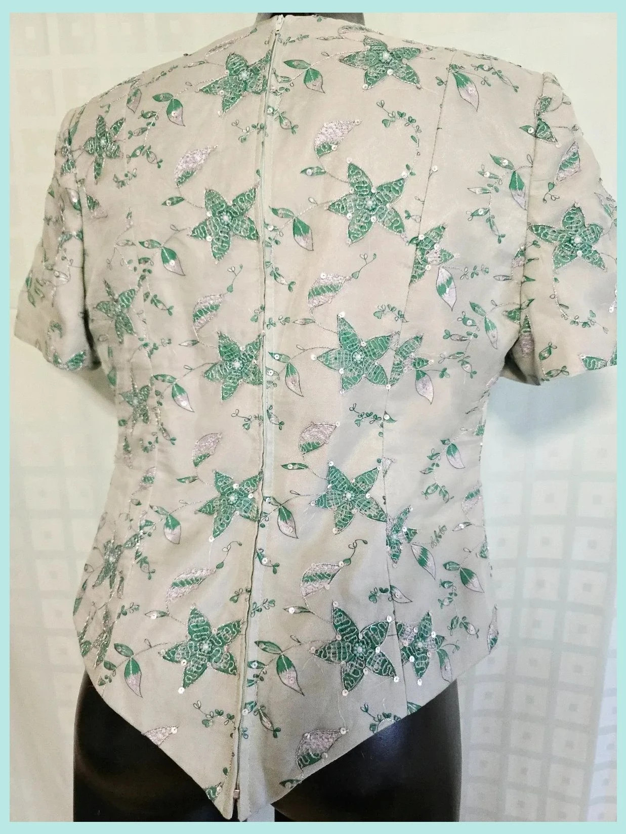 Sage Green Floral Embroidered Sequin Blouse – Vintage Dressing – taille Taille unique 4