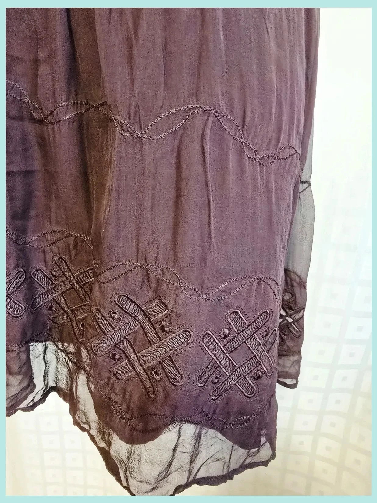 Burgundy Chiffon Embroidered Hem Skirt – Pedro del Hierro – taille L / 40 / 12 4