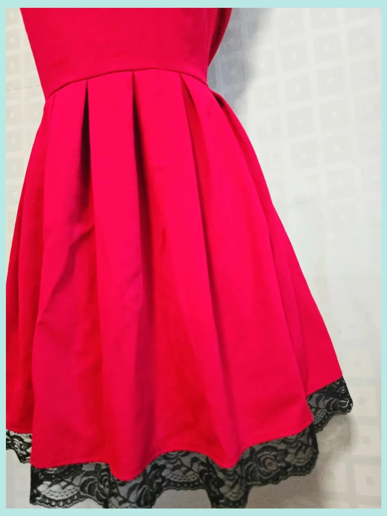 Red Sleeveless Pleated Dress with Black Lace Trim – pink label – taille XXL / 44 / 16 5
