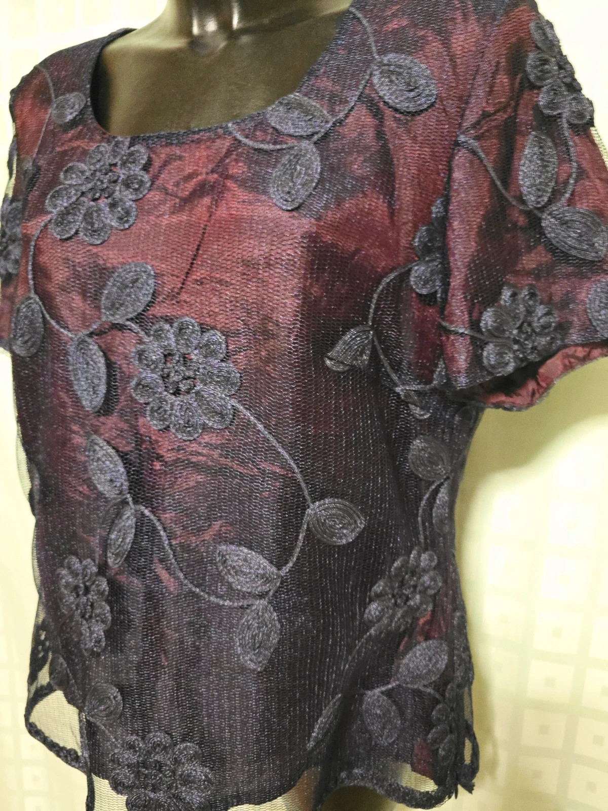 Blusa de Fiesta Granate y Negro con Tul – Brunella – taille 4XL / 48 / 20 5
