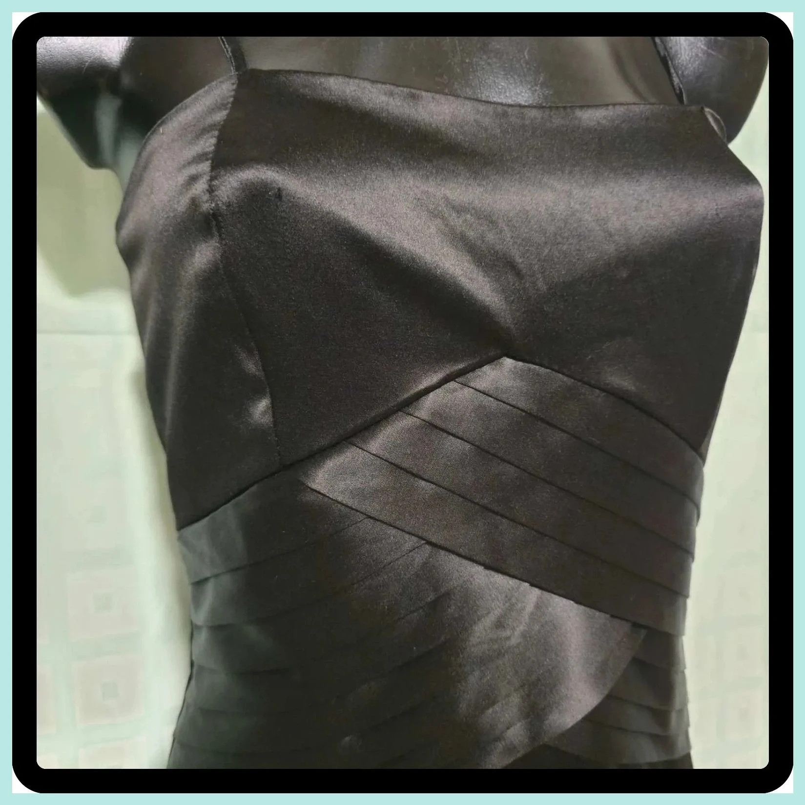 Black Satin Mini Dress with Criss Cross Pleated Waist – Jooom – taille S / 36 / 8 5