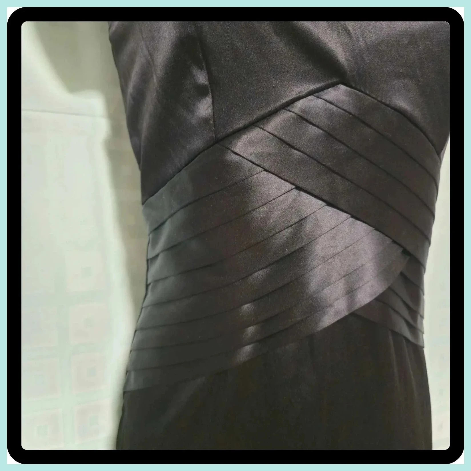 Black Satin Mini Dress with Criss Cross Pleated Waist – Jooom – taille S / 36 / 8 3