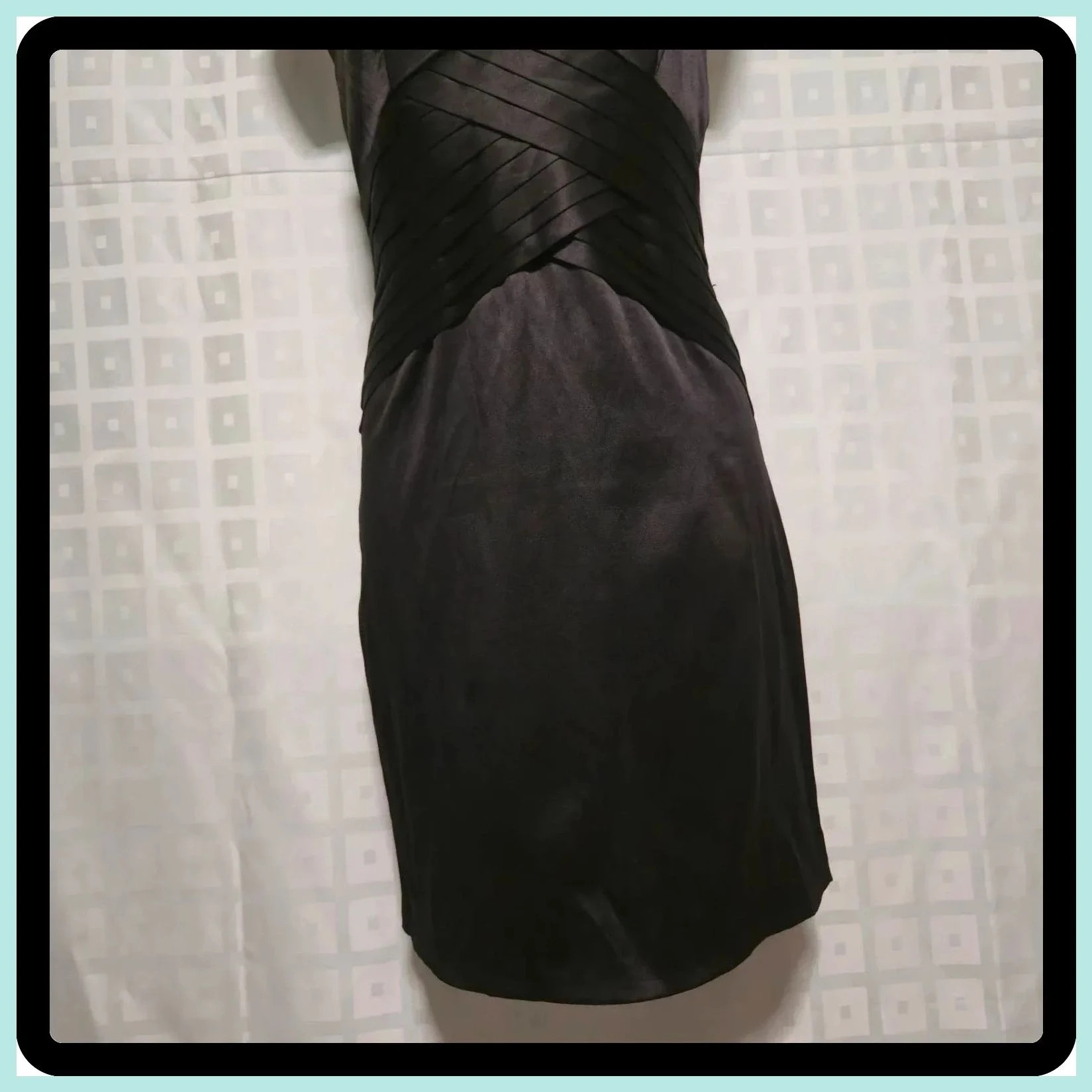 Black Satin Mini Dress with Criss Cross Pleated Waist – Jooom – taille S / 36 / 8 4