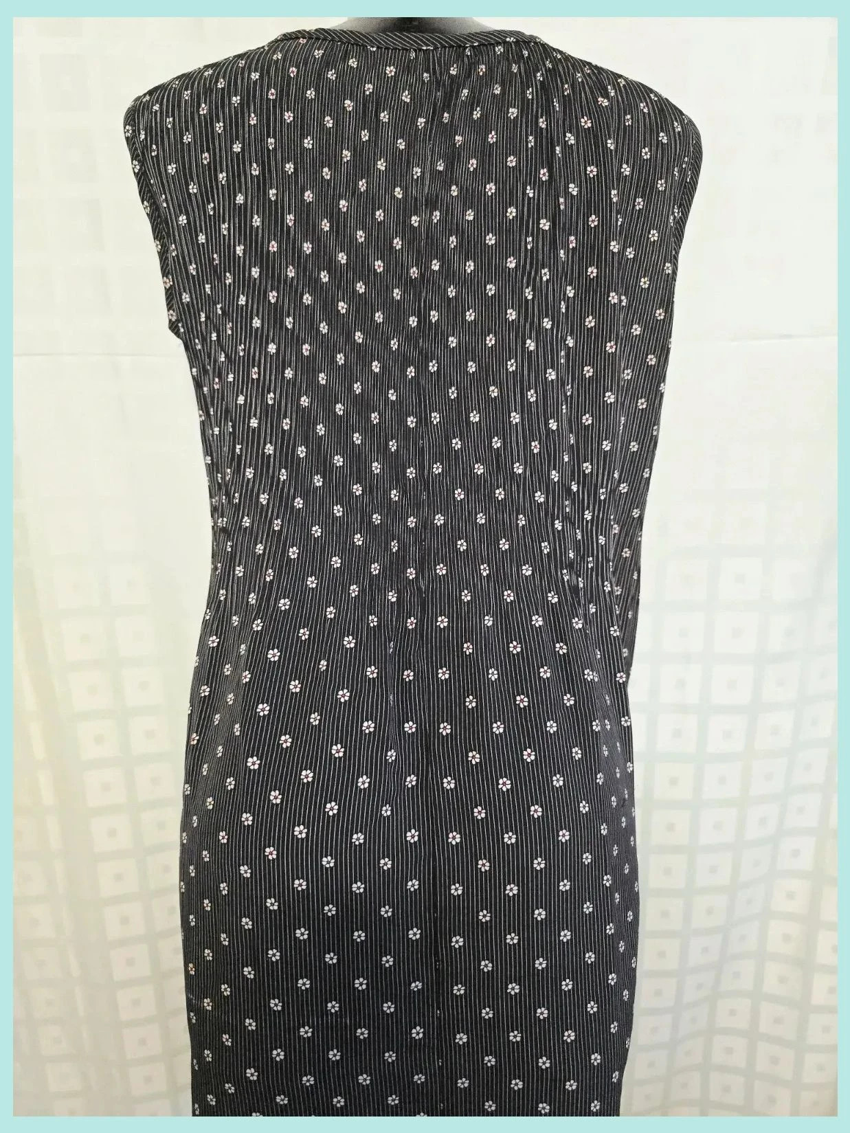 Black Pinstripe Daisy Sleeveless Dress – Vintage Dressing – taille XXXL / 46 / 18 5