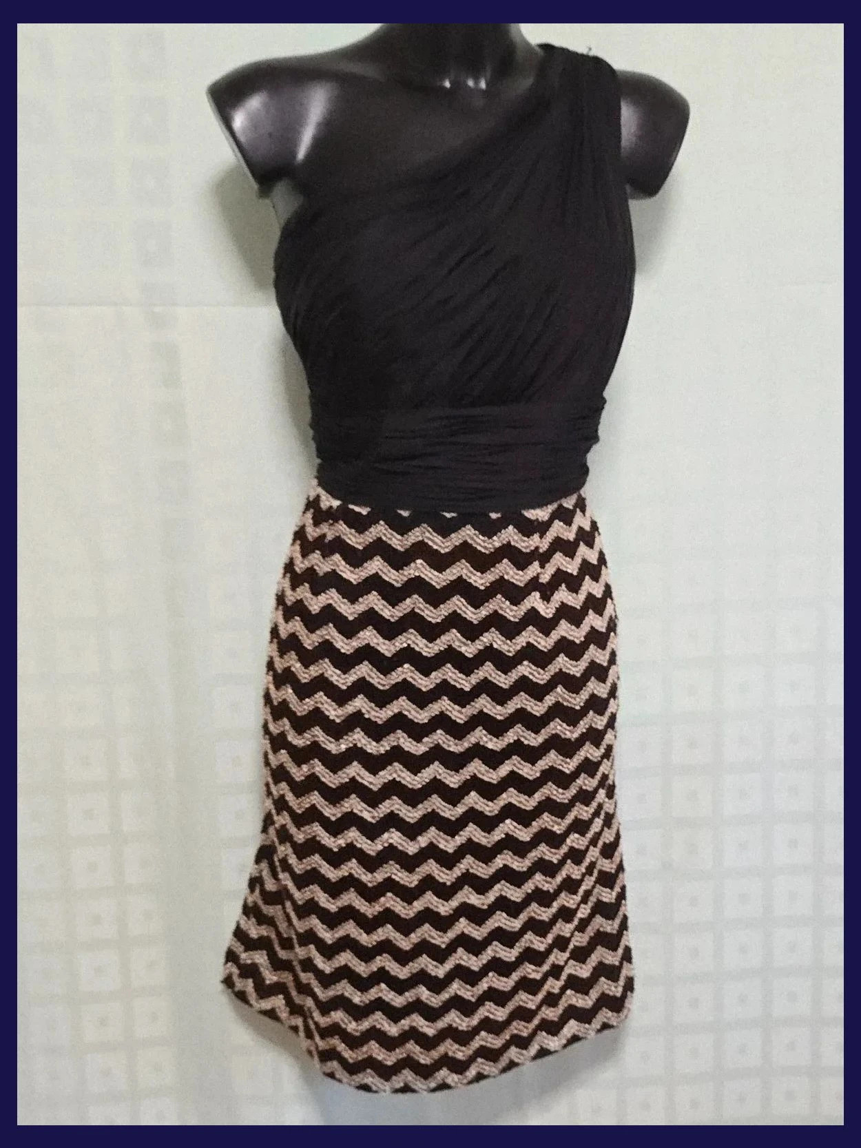 One shoulder zigzag pattern dress