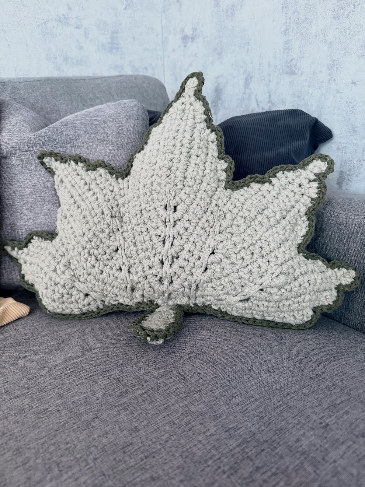 Coussin feuille crocheté à la main  – Fait main 3