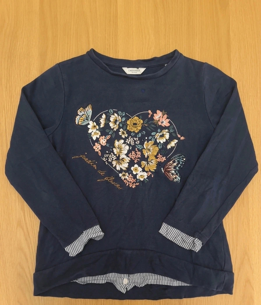 Sudadera azul marino con corazón de flores y mariposas