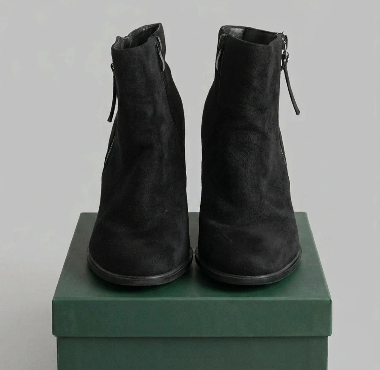 Botines negros de antelina con tacón y cremalleras talla 37