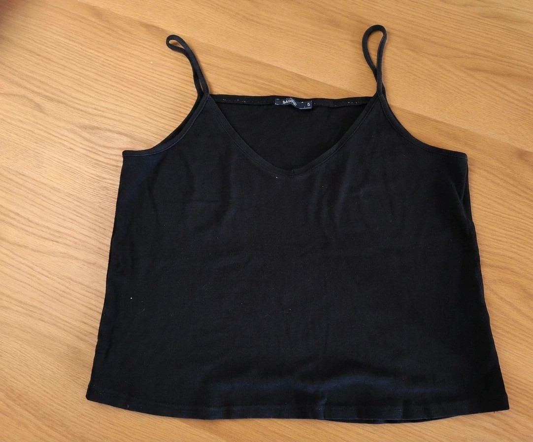 Preciosa camiseta negra de tirantes talla G