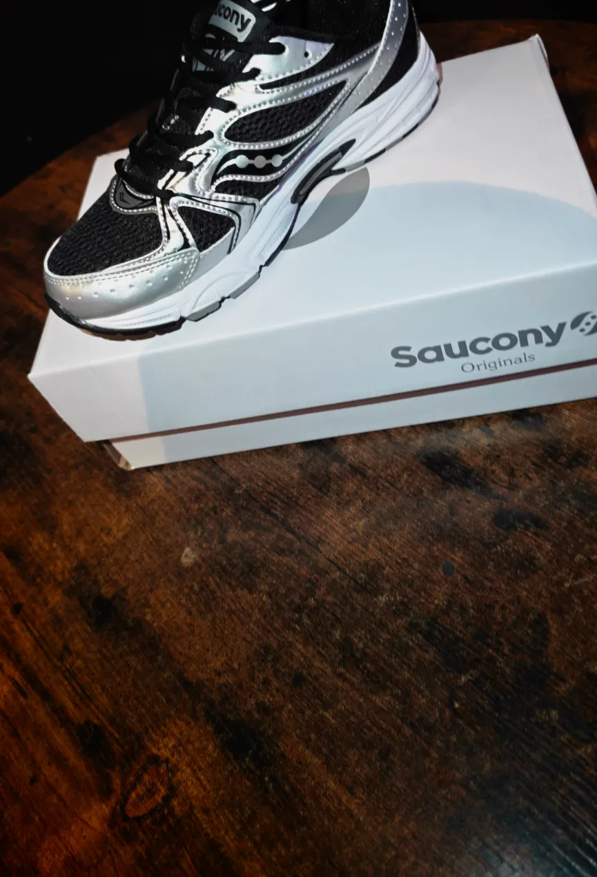 Baskets Saucony argentées et noires – Saucony – taille EU 44 2