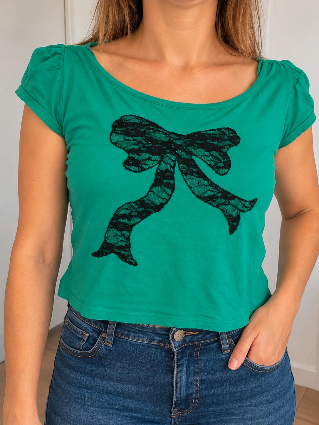 T-shirt femme vert turquoise avec grand nœud noir en dentelle – Kelyna Paris – Taille S/M