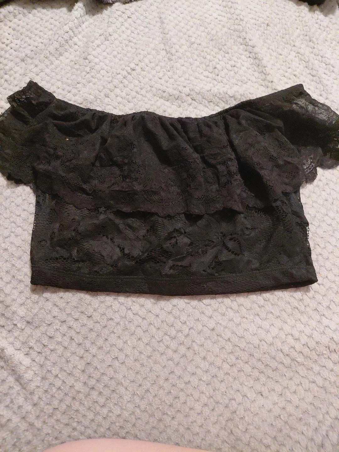 Top court noir en dentelle à volants – épaules dénudées – Shein – taille S / 36 / 8 2