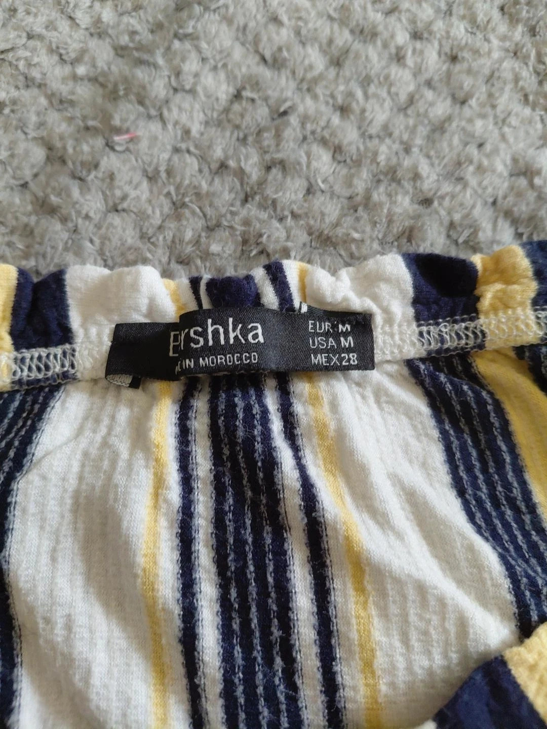 haut femme à épaules dénudées rayé bleu marine jaune et blanc – Bershka M – Bershka – taille M / 38 / 10 3