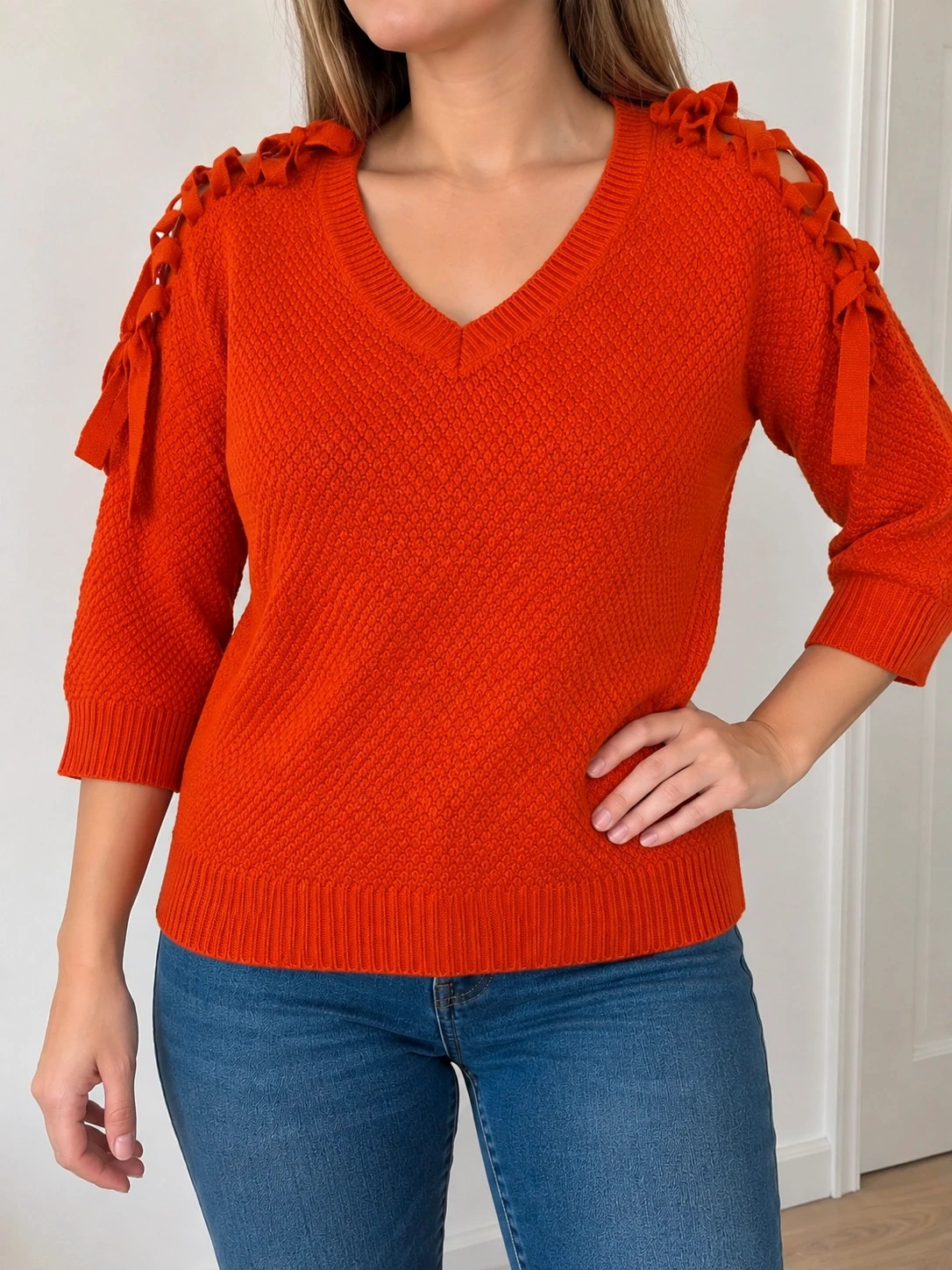 Pull rouge Jennyfer à col V – manches 3/4 – détails à nouer