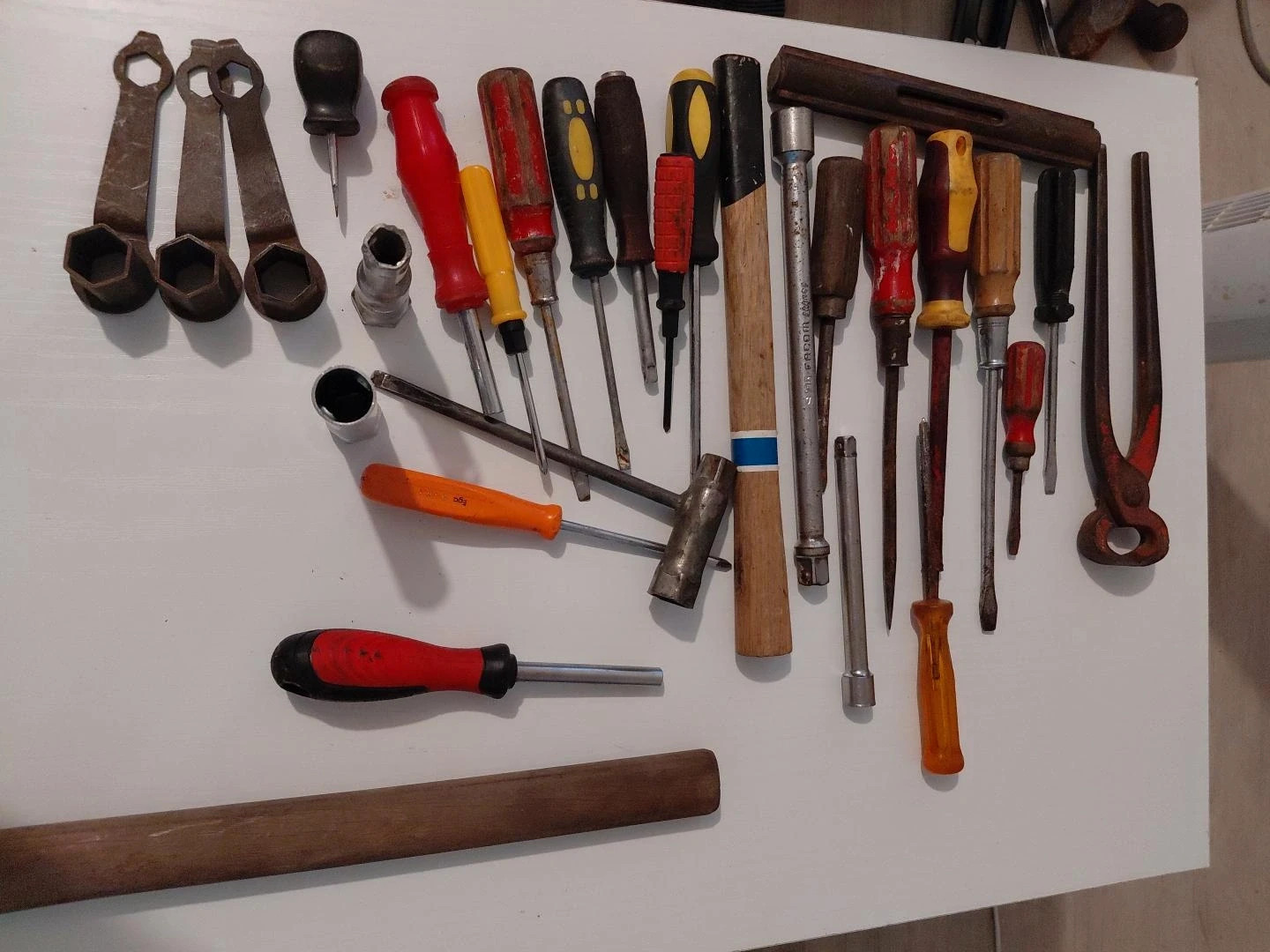 Lot d’outils anciens – Marteaux, tournevis, clés et outils de bricolage 2