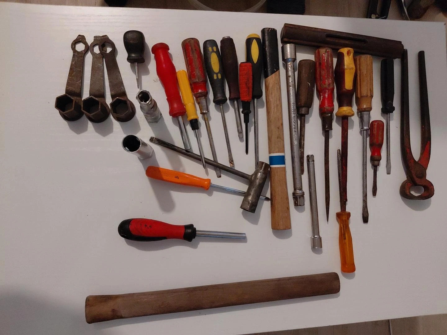 Lot d’outils anciens – Marteaux, tournevis, clés et outils de bricolage