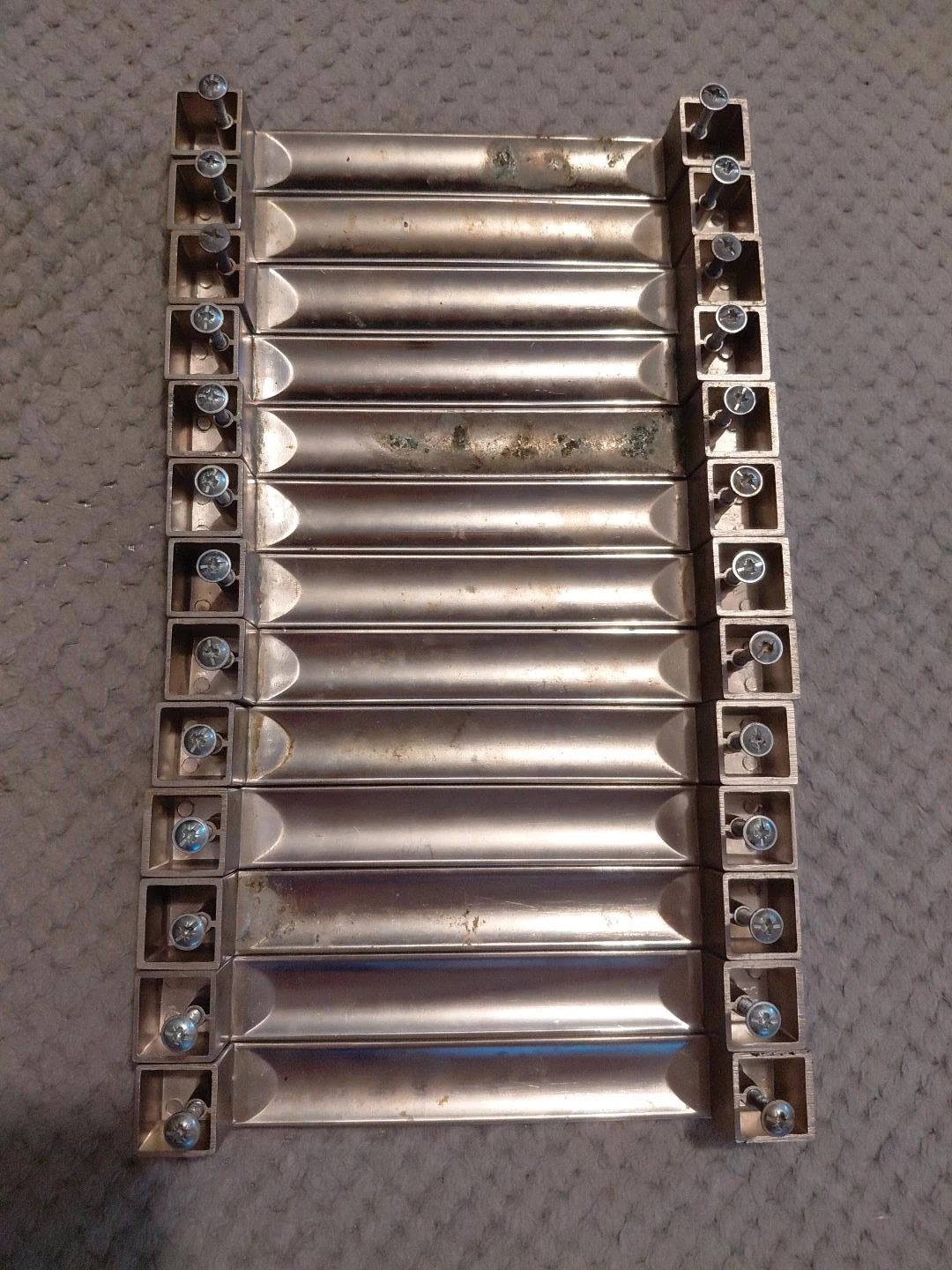 Lot de 13 poignées de meuble métalliques avec vis – 18 cm 2