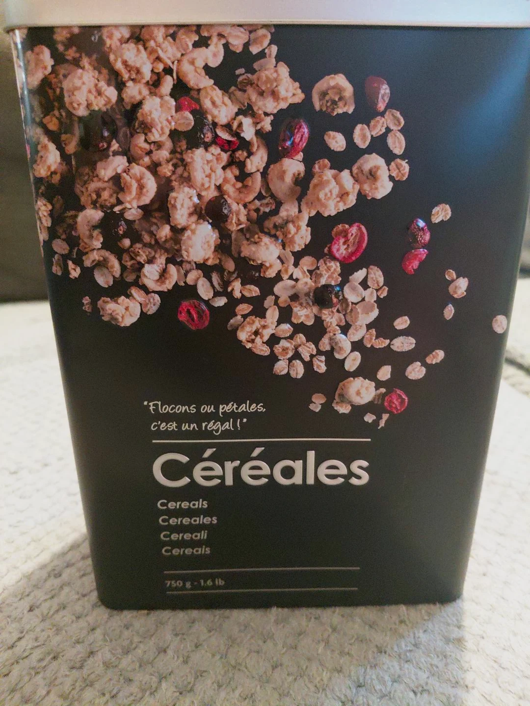 Boîte à céréales métallique noire imprimée