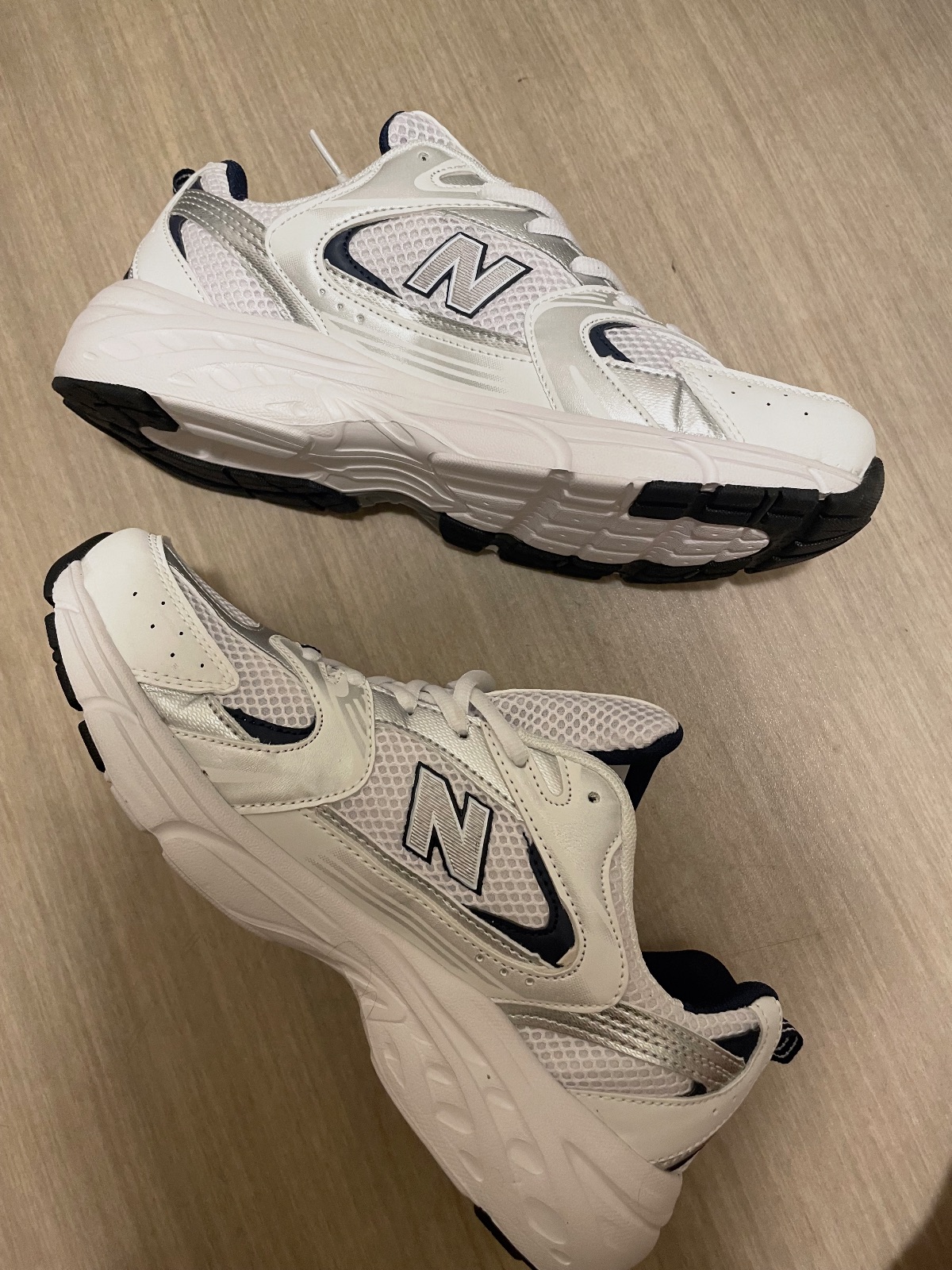 Baskets New Balance 530 blanches et argentées taille 42 – New Balance – taille EU 42 2