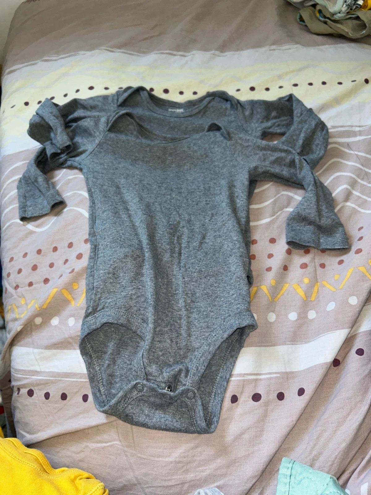Lot de 2 bodies Simple Joys taille 12 mois – Simple Joys by Carter's – taille 12-18 mois / 80 cm