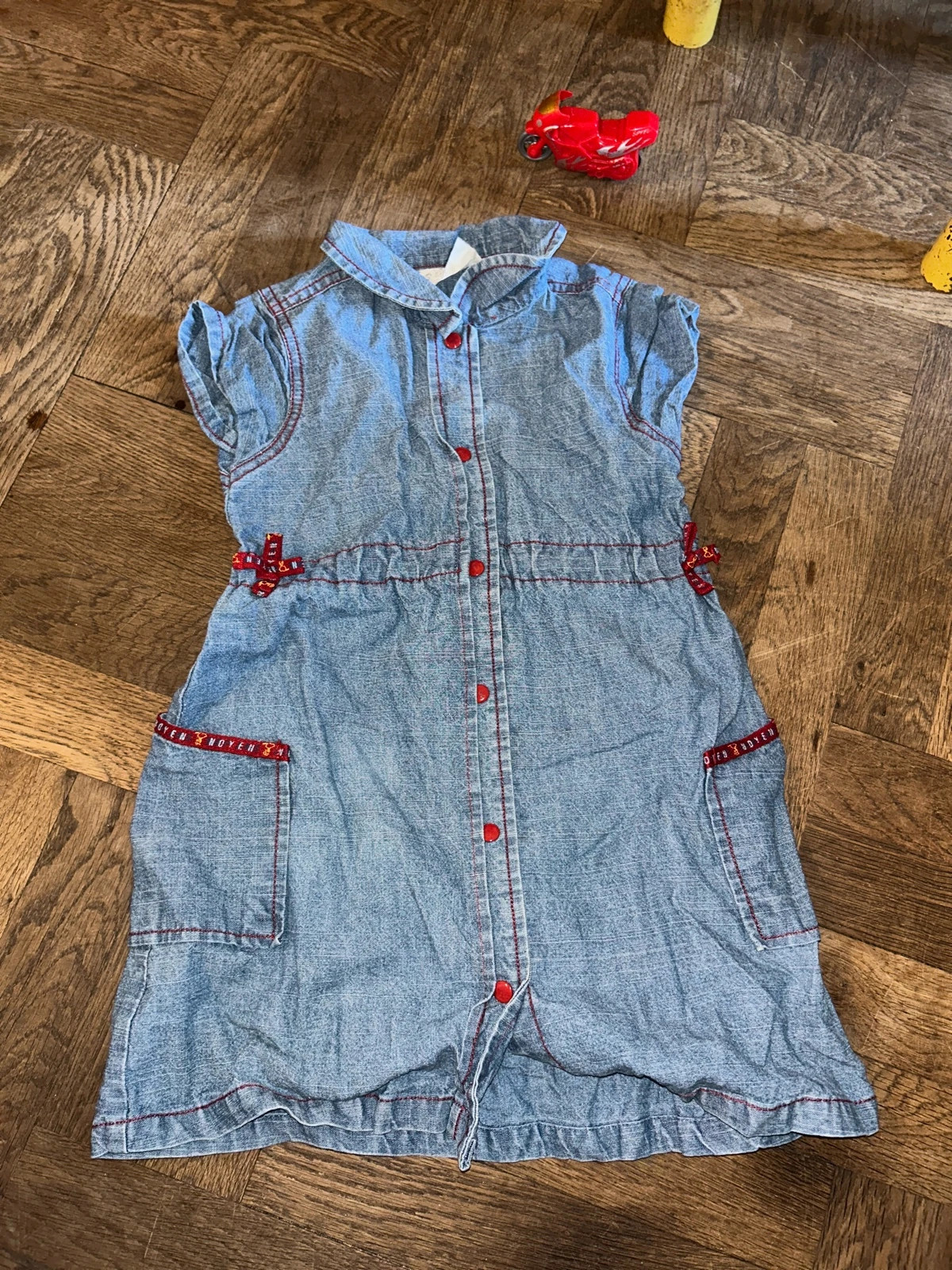 Robe en jean 6 ans – pas de marque – taille 6 ans / 116 cm