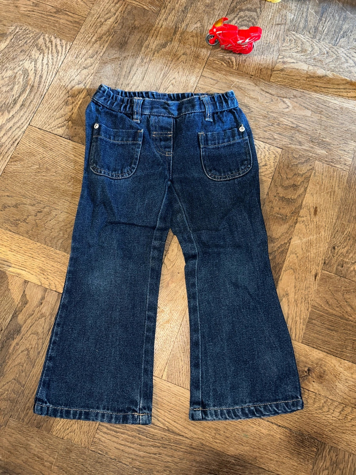 Jean 3 ans pattes d’éléphant – pas de marque – taille 3 ans / 98 cm