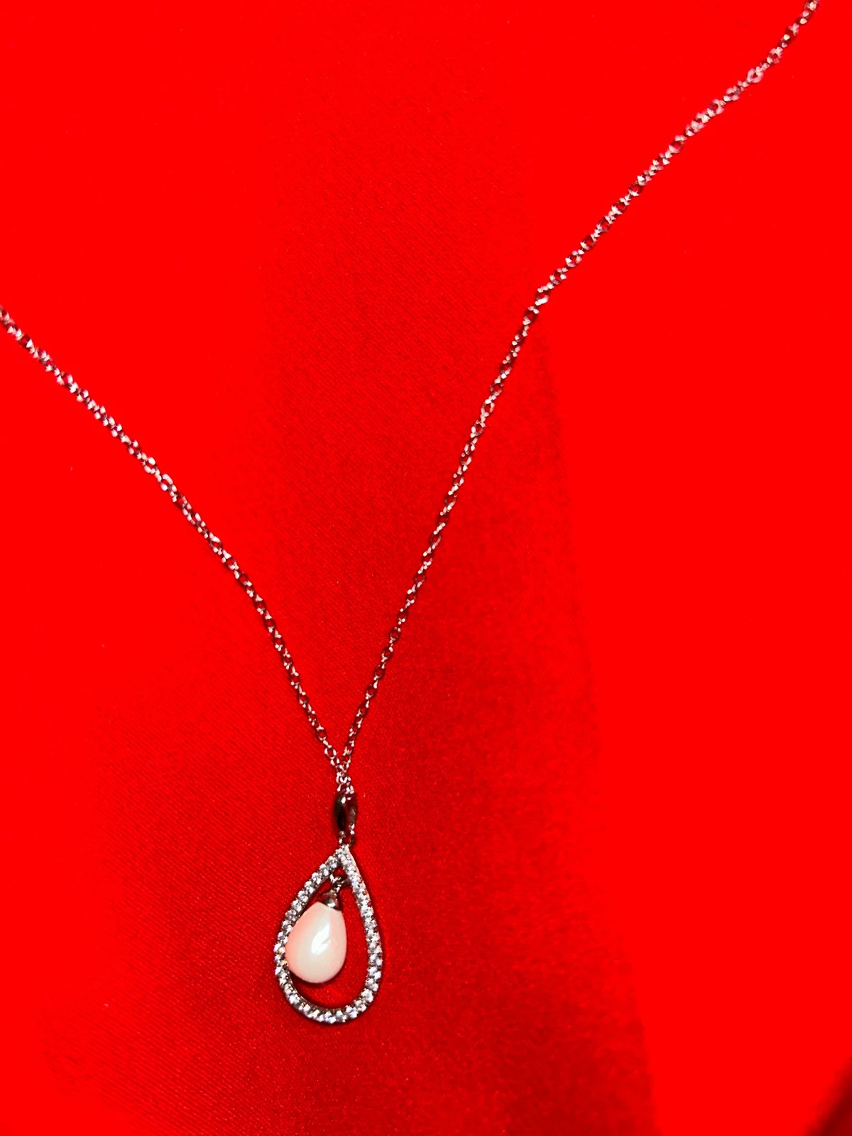 Collier avec pendentif en forme de goute – Cleor 2