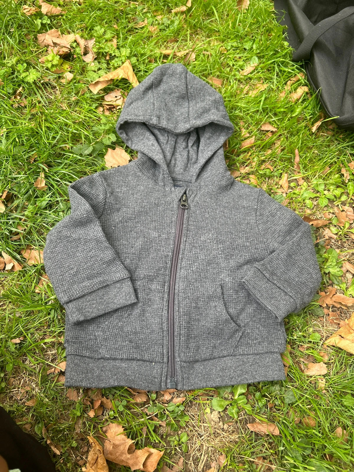 Gilet à capuche gris – 3 ans – basique incontournable