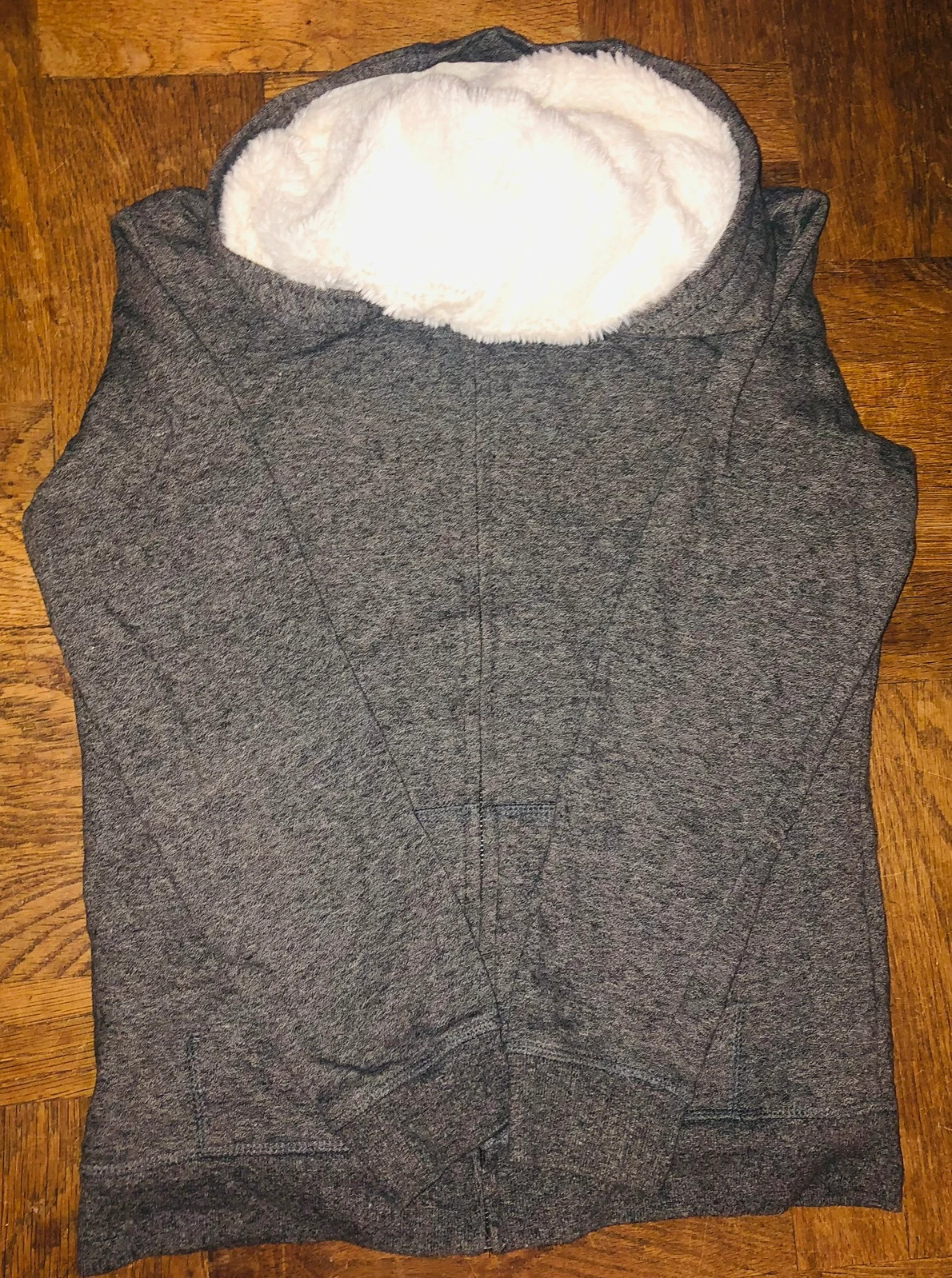 Sweat a capuche avec fourrure à l’intérieur taille XS