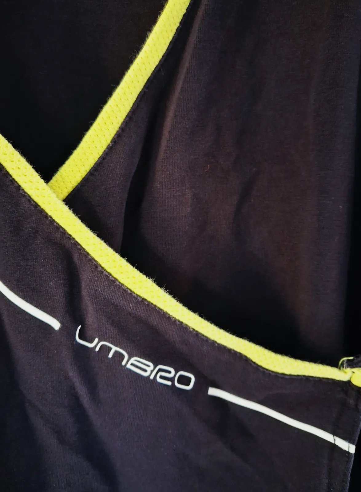 Haut cache-cœur Umbro noir et jaune – Umbro – taille L 2