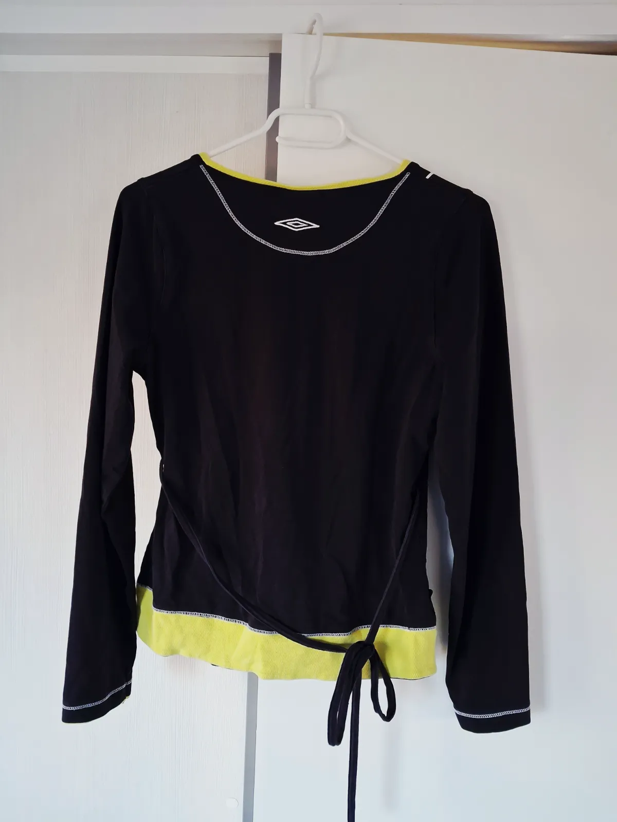 Haut cache-cœur Umbro noir et jaune – Umbro – taille L 6