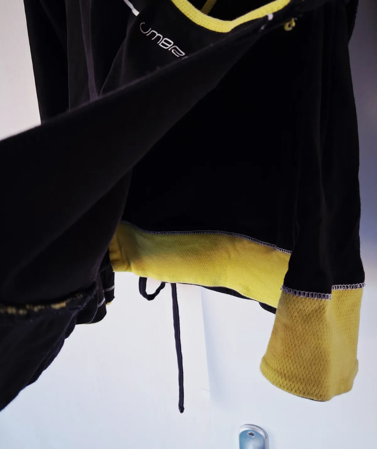 Haut cache-cœur Umbro noir et jaune – Umbro – taille L 5