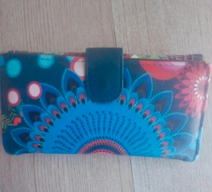 Cartera multicolor parecido a desigual 2