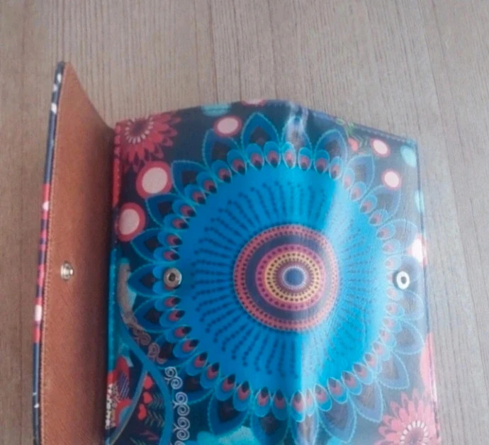 Cartera multicolor parecido a desigual 3