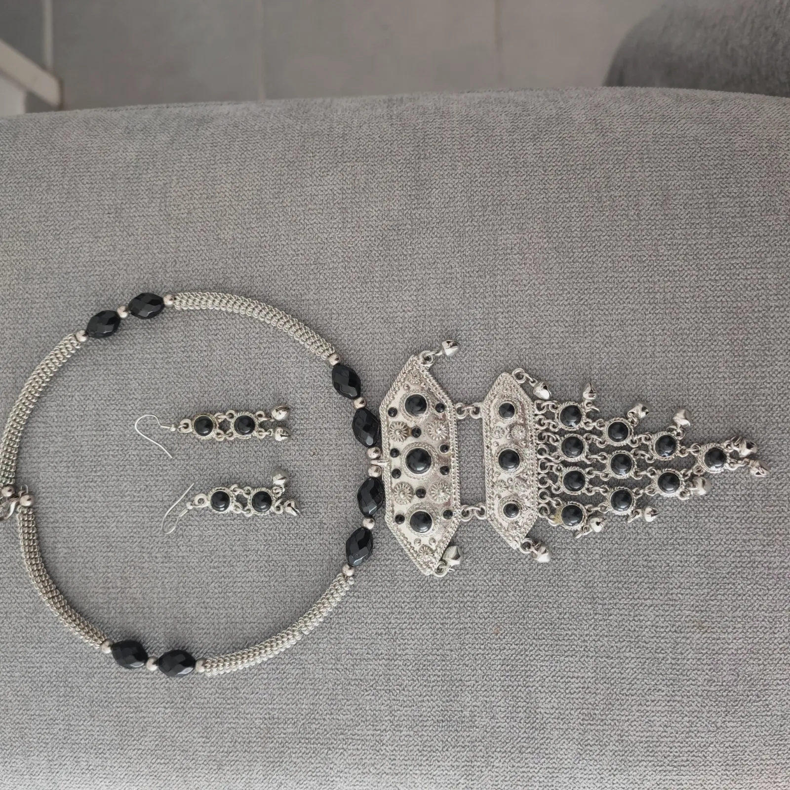Parure collier et boucles d'oreilles style ethnique bohème argenté et noir – Sans 2