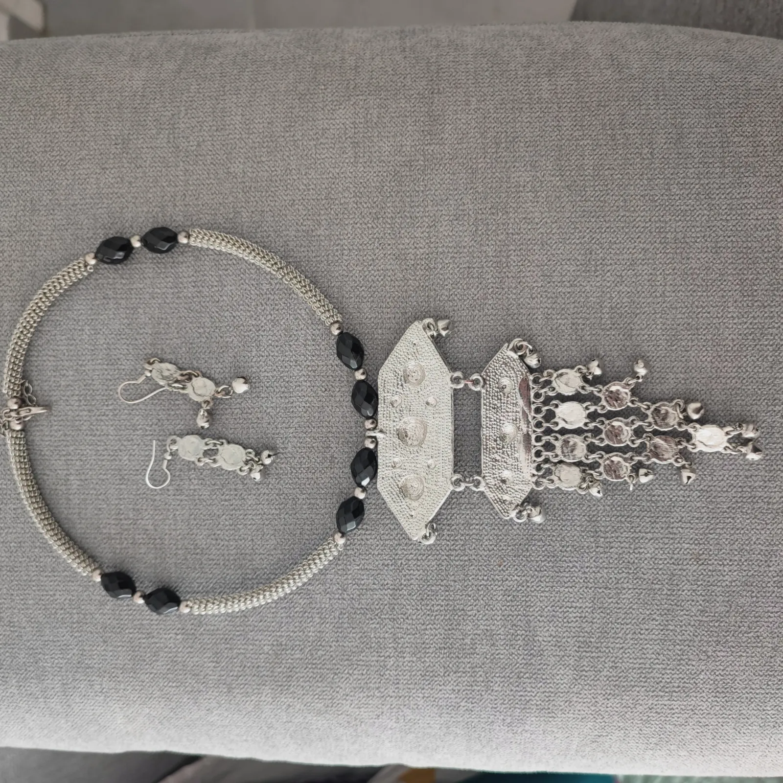 Parure collier et boucles d'oreilles style ethnique bohème argenté et noir – Sans 4